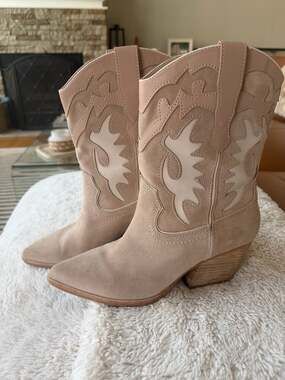 Dolce Vita Landen Western Boot in Dune Suede - size 8.5
